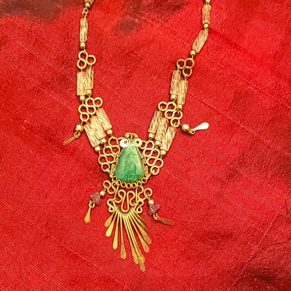 Beautifully designed necklace made in Peru.Clear beads and Jade colored stone
